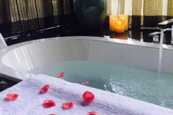 长沙开福区水疗池中的失重冥想：当身体学会漂浮